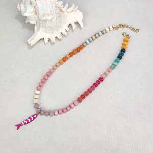 Nouveauté : Collier tendance bohème avec pendentif poisson plaqué or, perles en pierres naturelles et pierres précieuses arc-en-ciel, fait main, idéal pour l'été - Product Image 3