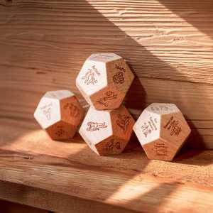 Plateau à dés en bois pour soirée romantique avec dés polyédriques à 6 faces, cadeau Saint-Valentin/anniversaire pour lui, 20 mm, idées et suggestions - Product Image 4