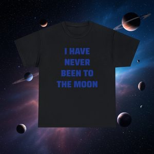 Maglietta “Non ho mai visto la Luna” – Regalo Spaziale, Maglietta Ironicamente Sarcatica con Meme, Divertente Design Astronauta Alieno - Product Image 3