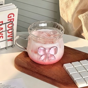 可愛い3Dピンクのリボン結び付き高硼珪酸ガラス製マグカップ500ml大容量ウェーブリムガラスカップハンドル付き透明ドリンクカップ - Product Image 1