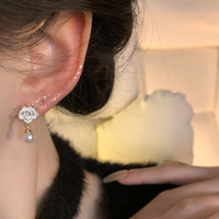 Anting-anting mutiara Camellia mewah ringan wanita anting-anting dengan selera tinggi desain Niche yang elegan musim gugur dan musim dingin