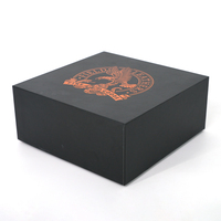 Boîte cadeau pliable en carton ondulé noir et orange imprimée, avec options de finition brillante, mate, gaufrée et dorée