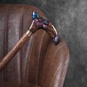 ดีไซน์ที่สะดวกสบายและแข็งแรง รับประกันความปลอดภัยด้วยงานเรซิ่น ไม้เท้าทำจากเรซิ่นและไม้ เหมาะสำหรับการเดินในชีวิตประจำวัน - Product Image 1