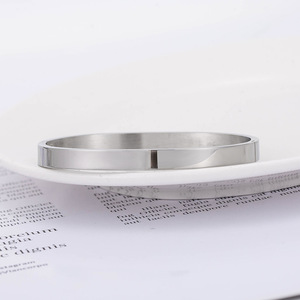 Pulsera unisex de acero de titanio, diseño minimalista, acabado pulido para uso diario - Product Image 3