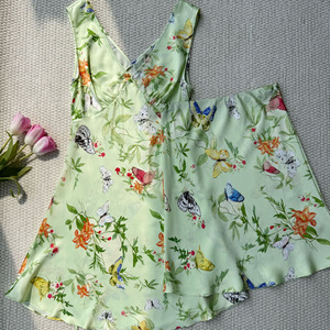 Vestido sin mangas de satén de seda lavado al agua con estampado de mariposas, transpirable y relajado, para mujer, y minifalda de corte diagonal. - Product Image 2