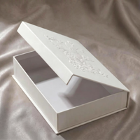 Boîte à bijoux de luxe avec gaufrage floral en relief, boîte d'emballage magnétique à rabat avec logo estampé à chaud en or, Boite Cadeau