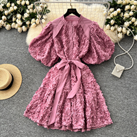 Robe Courte Décontractée Élégante pour Femme avec Appliques Florales 3D, Col Montant, Manches Courtes Bouffantes et Ceinture – Idéale pour les Fêtes