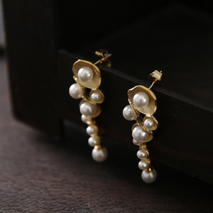 Orecchini pendenti con perle di nappa bianca d'acqua dolce naturale pianta ciondola l'orecchino per le donne gioielli indiani di moda da sposa placcati in oro - Product Image 2