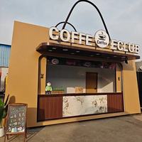 Café moderne en conteneur à deux étages avec salle à manger sur le toit et bar de service