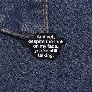 Spilla Smaltata con Scritta 'Eppure Nonostante il Look sul Mio Viso <span class=keywords><strong>Stai</strong></span> Ancora Parlando' per Zaino - Product Image 1