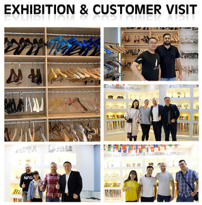 Cintre <span class=keywords><strong>de</strong></span> costume en <span class=keywords><strong>bois</strong></span> personnalisé <span class=keywords><strong>de</strong></span> vente chaude cintres résistants vêtements barre antidérapante cintres en <span class=keywords><strong>bois</strong></span> - Product Image 6