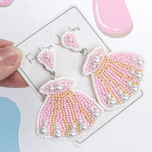 Boucles d'oreilles pendantes tendance en laiton tressé géométrique avec perles de riz roses, blanches et jaunes et coquillages pour femmes - Product Image 3