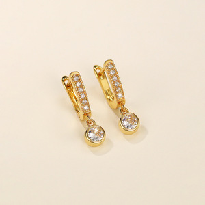 Orecchini a Cerchio con Cristalli Pavé per Donne, Tono Dorato, Accessori Semplici per Uso Quotidiano - Product Image 6