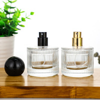Flacon de parfum rectangulaire en verre vide haut de gamme 50 ml avec bouchon à sertir, motif rayé, couvercle noir de luxe, pulvérisateur à pompe, diffuseur à bâtonnets personnalisé
