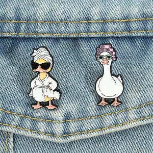 Spilla smaltata a forma di oca riccia con vestaglia e occhiali da sole, stile simpatico, distintivo da risvolto per zaino, gioiello divertente, regalo per coppia - Product Image 6