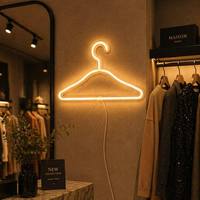 Colgador de Ropa LED Decorativo de Tela con Luces de Neón