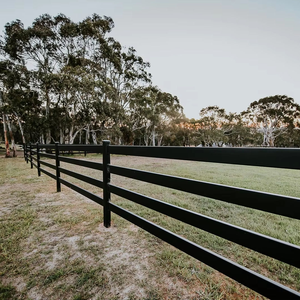 Pagar Kuda PVC Ramah Lingkungan Mudah Dipasang Warna Hitam 6 kaki Tiga Rel untuk Penggunaan Pertanian Anti Rusak dan Anti Tikus - Product Image 2