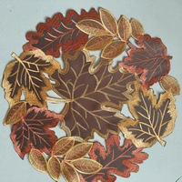Napperons et chemin de table modernes en érable couleur curry foncé, brodés ajourés, résistants à l'huile, pour Thanksgiving, la récolte d'automne et l'usage domestique
