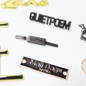 Etiquetas Metálicas Personalizadas Ecológicas en Tono Dorado, Cortadas con Láser, para Abaya, Moda Modesta, Logotipo en Árabe/Inglés, Etiquetas Premium de Aleación de Zinc - Product Image 3