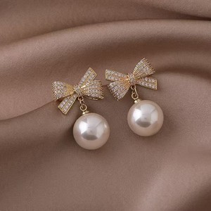 Pendientes colgantes con lazo de diamantes de imitación chapados en oro, con perlas de imitación, elegantes y modernos, para fiestas, para mujeres. - Product Image 6