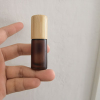 Vente en gros de 5ml ambre ou ambre brun foncé bouteille en verre de rouleau de gel protection UV mur épais avec du vrai bambou rouleau sur le bouchon