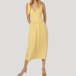 Fabricant de vêtements sur mesure à faible MOQ – Robes de <span class=keywords><strong>demoiselle</strong></span> <span class=keywords><strong>d</strong></span>'<span class=keywords><strong>honneur</strong></span> jaune pastel à col en V et épaules <span class=keywords><strong>d</strong></span>énudées 2026 - Product Image 1