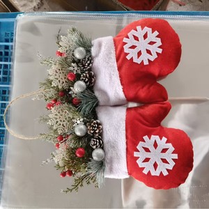 Guirlande de Noël en forme de gant et de chaussette avec baies, pommes de pin et ornements, alimentée par prise, décoration de vacances faite à la main - Product Image 2