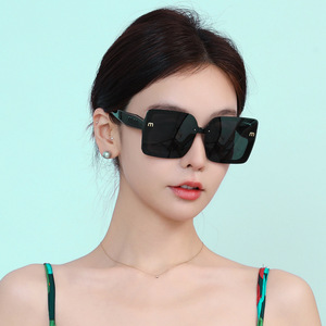 Gafas de Sol para Mujer Marca M, Montura Cuadrada Negra, Lentes Polarizadas de PC con Protección UV400, Estilo Urbano, Protección Solar para Conducir - Product Image 5