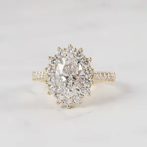 Một Đẹp 2 Tông Nhẫn Đính Hôn Với 2ct Hình Bầu Dục Moissanite Trong Quầng Với Vai 14K Vàng Nhẫn Trang Sức - Product Image 1