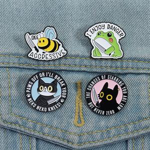 I Enjoy Danger esmalte Pin Animal de dibujos animados sosteniendo daga broche mochila solapa insignia joyería regalo para amigos - Product Image 1