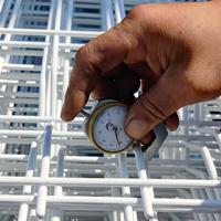 Modern 6 voet gebogen driehoekig buitenbeveiligingshek met gegalvaniseerd ijzeren frame, PVC-coating, duurzaam 3D-draadgaas