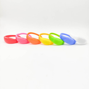 Braccialetto LED Personalizzato in Silicone con Telecomando, <span class=keywords><strong>Regalo</strong></span> di Nozze, Braccialetti LED Attivati dal Suono, Braccialetto LED Controllato a Distanza - Product Image 1