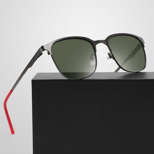 Gafas de sol unisex con montura metálica, protección UV400, lentes cuadradas de PC para sol, pesca, viajes, conducción y atuendos de moda. - Product Image 3