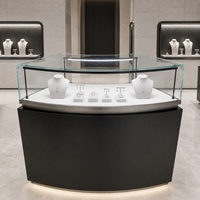 Vitrine contemporaine pour bijoux, vitrine en verre incurvé, base noire, éclairage LED pour magasin de vente au détail de bijoux haut de gamme