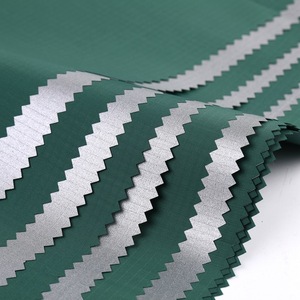 Tissu en taffetas enduit imperméable résistant aux UV avec couche réfléchissante argentée pour tentes, auvents et housses d'extérieur - Product Image 3