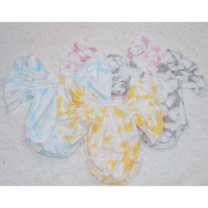 Combinaison imprimée à manches volantées, tie-dye, pour bébé, avec ourlets festonnés, unisexe, en coton biologique/polyester tricoté, à boutons-pression, vente en gros - Product Image 3