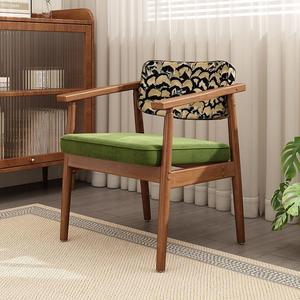 Fauteuil en bois massif de style vintage avec revêtement vert, chaise de salon - Product Image 1