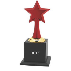 Trofeo Deportivo Ecológico con Estrella Roja de Cinco Puntas, Chapado en Aleación de Zinc, Base Cuadrada Negra de 10 Pulgadas, Listo para Grabar - Product Image 1
