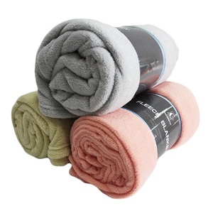 Vente en gros logo <span class=keywords><strong>personnalisé</strong></span> 100% polyester doux couleur unie stock lots portable <span class=keywords><strong>plaid</strong></span> corail flanelle couverture polaire - Product Image 2