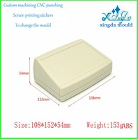Boîtier de bureau incliné beige en plastique ABS avec panneau frontal incliné pour module de circuit imprimé d'instrument de contrôle