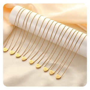 Piccola collana minimalista di amore regalo di gioielli in acciaio inossidabile placcato oro 18K <span class=keywords><strong>Mini</strong></span> piccolo cuore con lettera collana pendente - Product Image 1