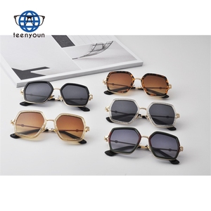 Teenyoun Fashion Cool Baby oversize Brand Designer Multi-Color Gradient Lens Eyewear Cute Girls Boys <span class=keywords><strong>occhiali</strong></span> <span class=keywords><strong>da</strong></span> <span class=keywords><strong>sole</strong></span> <span class=keywords><strong>occhiali</strong></span> <span class=keywords><strong>da</strong></span> <span class=keywords><strong>sole</strong></span> per bambini - Product Image 6