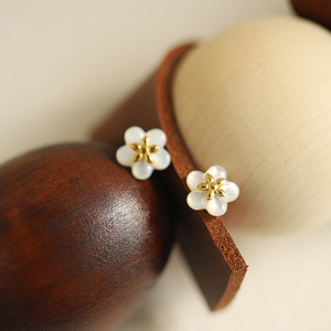 Boucles d'oreilles clous en acier titane plaqué or 18 carats, motif fleur de coton mignonne, petites boucles d'oreilles fraîches en nacre naturelle - Product Image 6