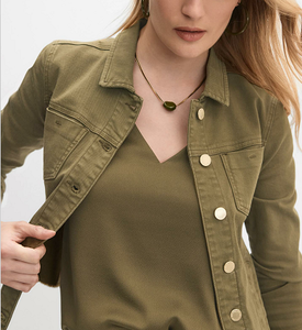 Ensemble 2 pièces en jean vert olive pour femme – Veste courte style camionneur et pantalon évasé taille haute, texture denim intemporelle - Product Image 2