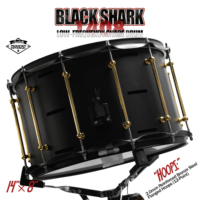 Beatello « Black Shark Cannon » Caisse claire basse fréquence 14x8 |   Stock disponible, livraison directe à l'étranger |   Avec des baguettes |   Son profond et puissant