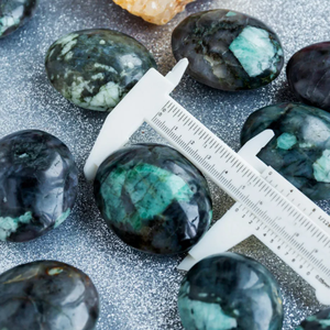 Pierres de palmier en émeraude naturelle roulée pour la guérison et l'énergie spirituelle, pour la sécurité - Product Image 6