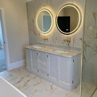 Meuble de salle de bain en bois à double vasque avec bords incurvés et plan de travail en marbre, finition peinture durable, avec miroir LED