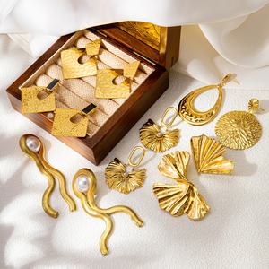 ต่างหูห่วงสแตนเลสชุบทอง 18K ดีไซน์หรูหรา ไม่ลอก ไม่ดำ ขายส่งจำนวนมาก ปรับแต่งได้ ตามเทรนด์แฟชั่น - Product Image 4