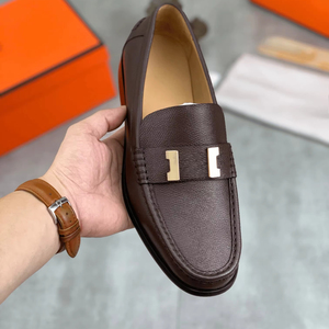 Mocassins de luxe haut de gamme pour hommes en cuir grainé marron foncé avec barrette métallique, pour affaires, décontracté ou trajets quotidiens - Product Image 1