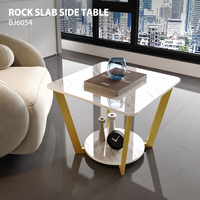 Table d'appoint carrée en dalle de roche blanche, directement de l'usine, avec cadre en fer doré incliné et étagère inférieure pour salon, hôtel, OEM, ODM